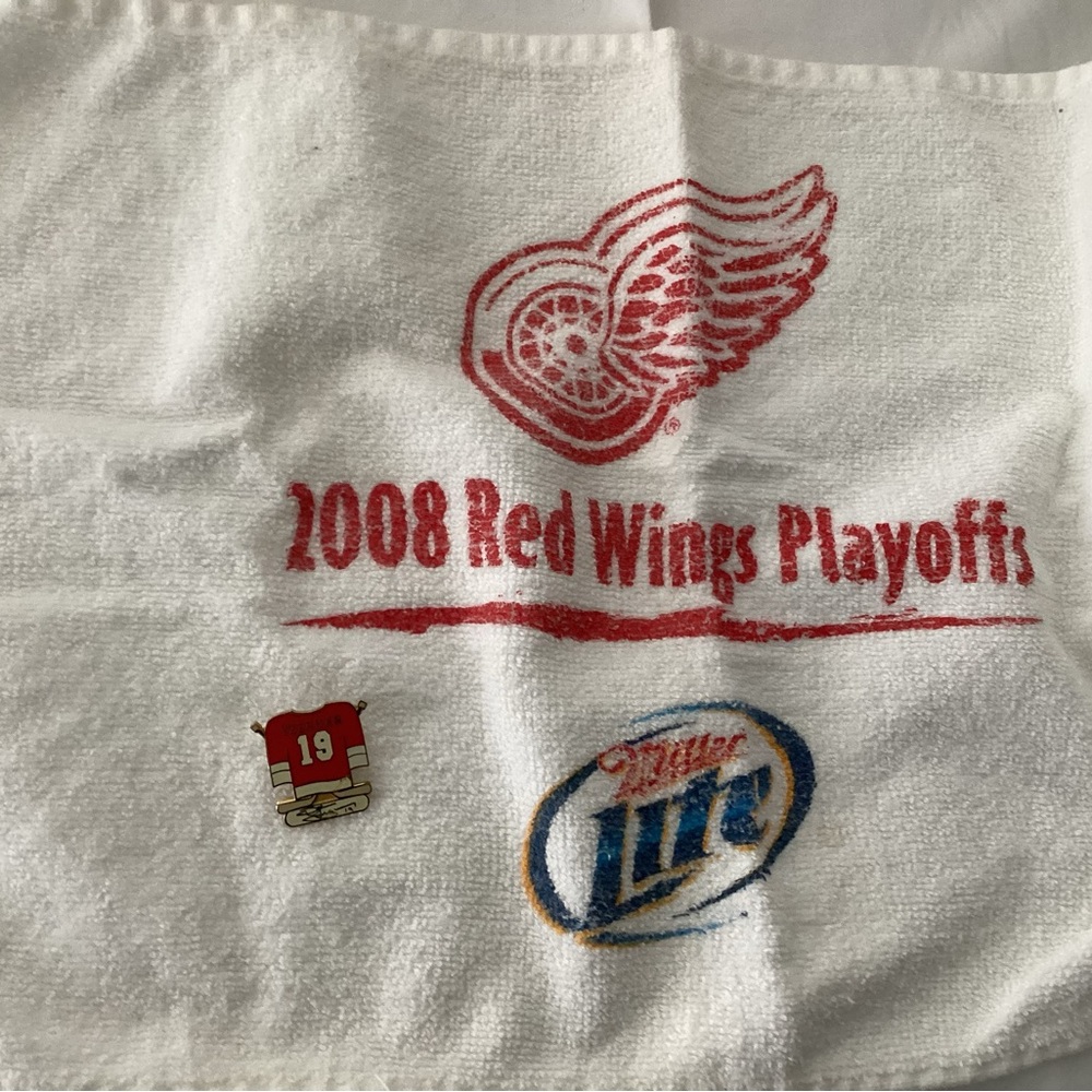 Vintage Red Wings Champion playoffs 2008, towel and Steve Yzerman pin.